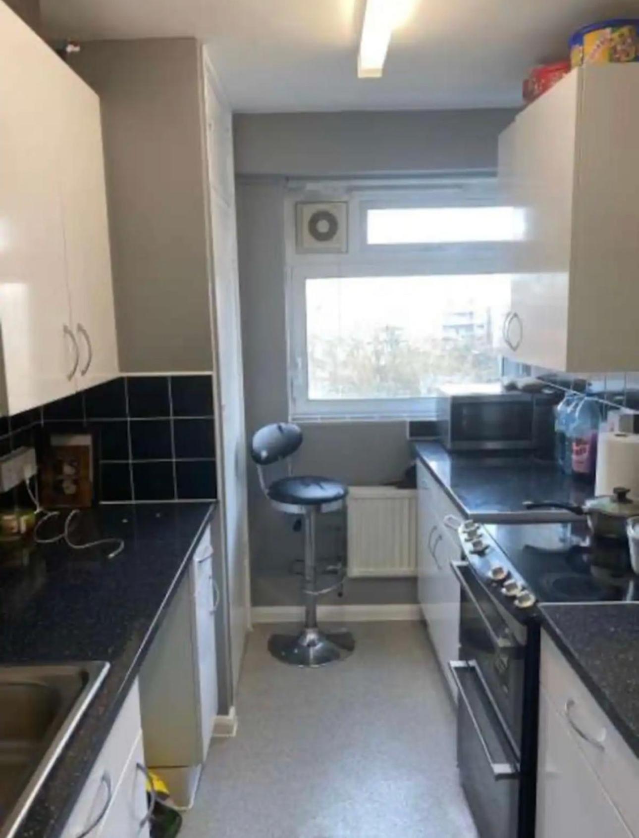Gazde/Camere de închiriat Double Private With Shared Bathroom Facilities Londra